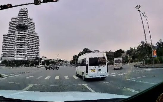 Phớt lờ đèn đỏ, tài xế xe khách ở Lào Cai nhận "án phạt" 19 triệu đồng