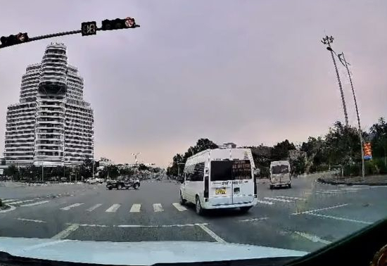 Tài xế xe khách ở Lào Cai bị phạt 19 triệu đồng vì vượt đèn đỏ - Ảnh 1.