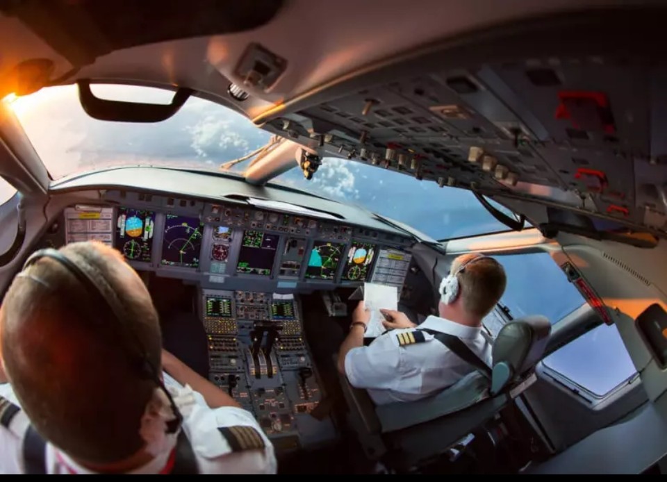 Phi công có được ngủ trên chuyến bay không: Chuyên gia giải đáp bất ngờ - Ảnh 1.