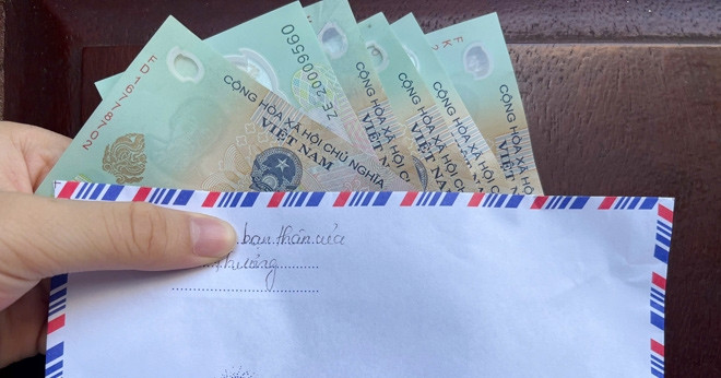 Bạn th&acirc;n truy hỏi tiền ph&uacute;ng viếng, c&ocirc; g&aacute;i t&aacute; hỏa về chiếc phong b&igrave; bị r&uacute;t l&otilde;i