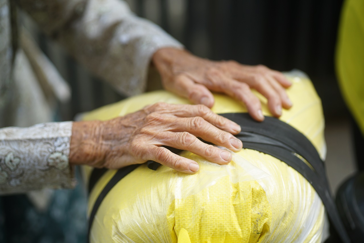 Hình ảnh cụ bà 85 tuổi còng lưng giữa gió lớn ở Đắk Lắk khiến nhiều người nghẹn lòng - Ảnh 5.