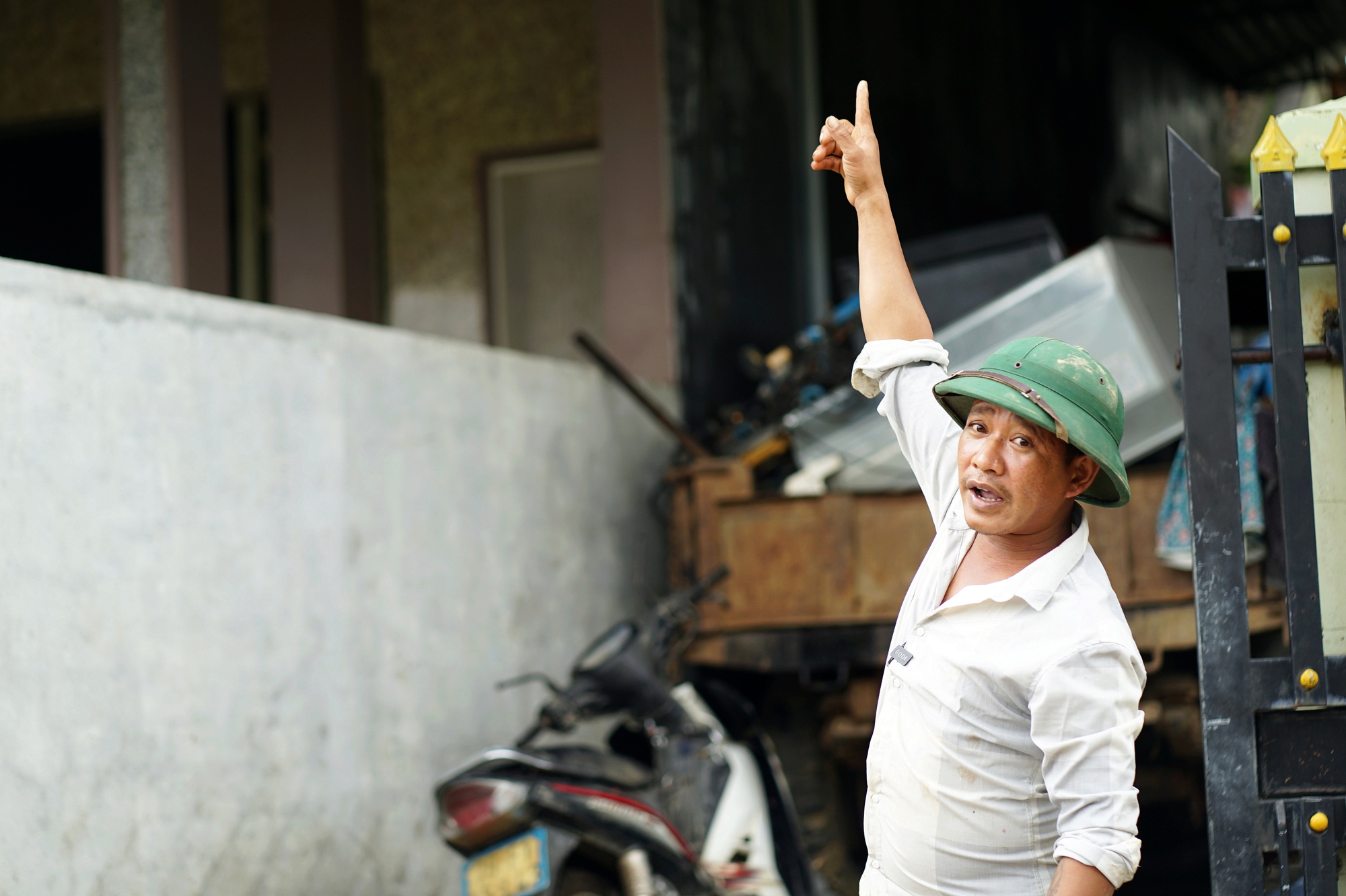 Những bàn tay trần cứu hàng trăm người trong “đêm trắng” lũ dữ - Ảnh 2. Những bàn tay trần cứu hàng trăm người trong “đêm trắng” lũ dữ - Ảnh 2.