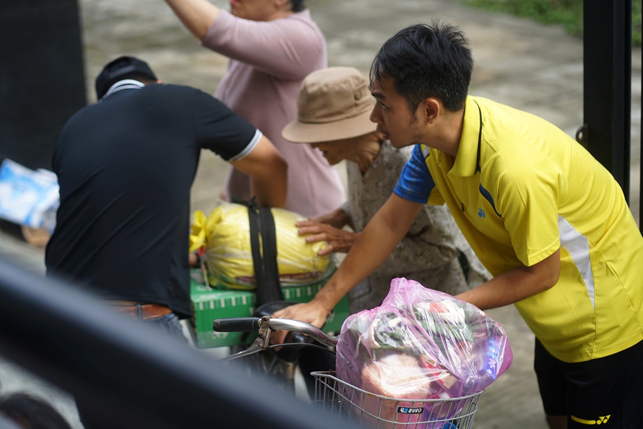Hình ảnh cụ bà 85 tuổi còng lưng giữa gió lớn ở Đắk Lắk khiến nhiều người nghẹn lòng - Ảnh 3.