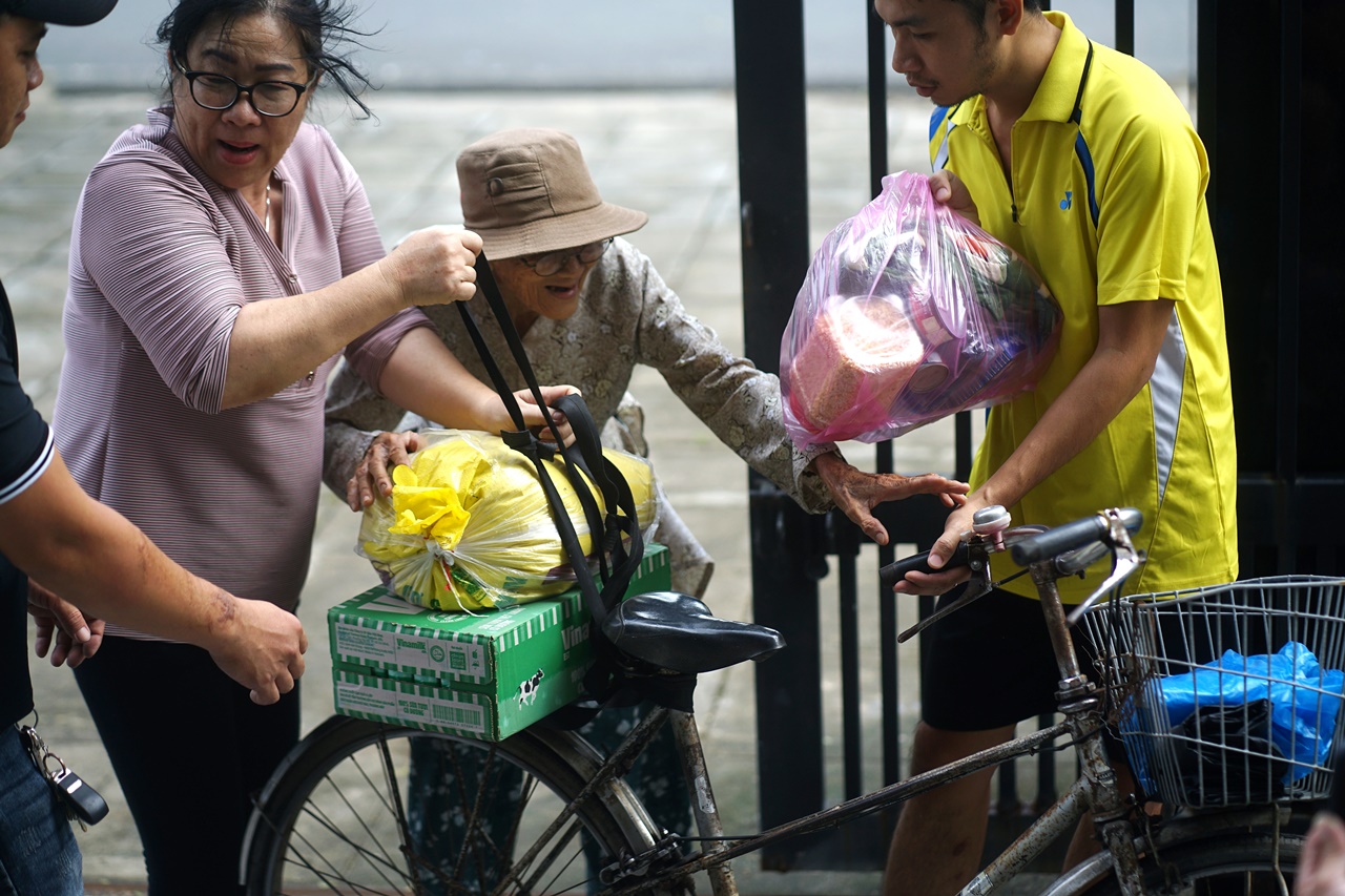 Hình ảnh cụ bà 85 tuổi còng lưng giữa gió lớn ở Đắk Lắk khiến nhiều người nghẹn lòng - Ảnh 4.