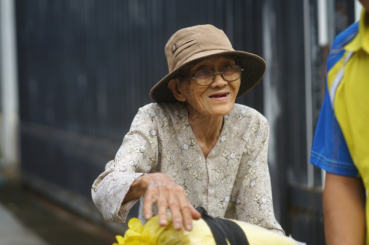 Hình ảnh cụ bà 85 tuổi còng lưng giữa gió lớn ở Đắk Lắk khiến nhiều người nghẹn lòng - Ảnh 1.