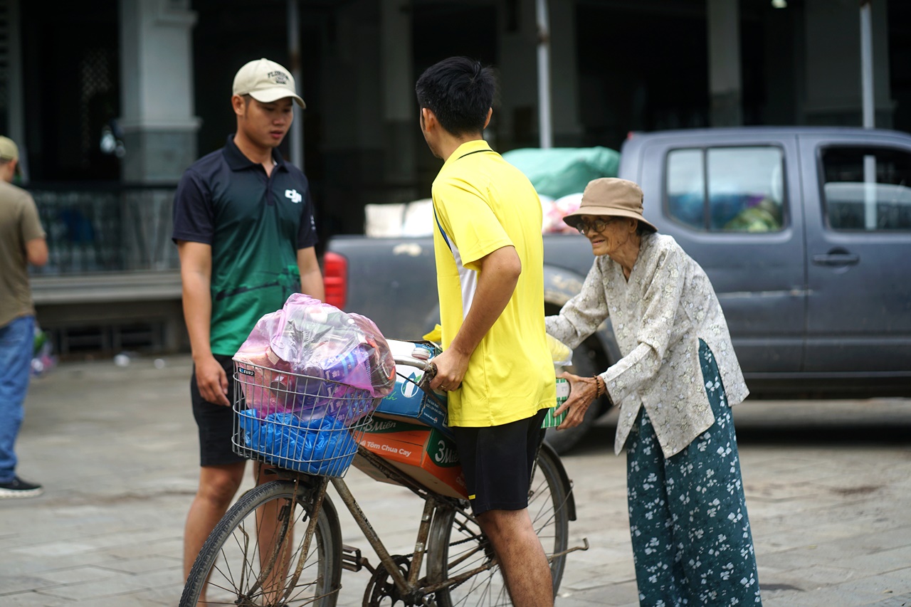 Hình ảnh cụ bà 85 tuổi còng lưng giữa gió lớn ở Đắk Lắk khiến nhiều người nghẹn lòng - Ảnh 2.
