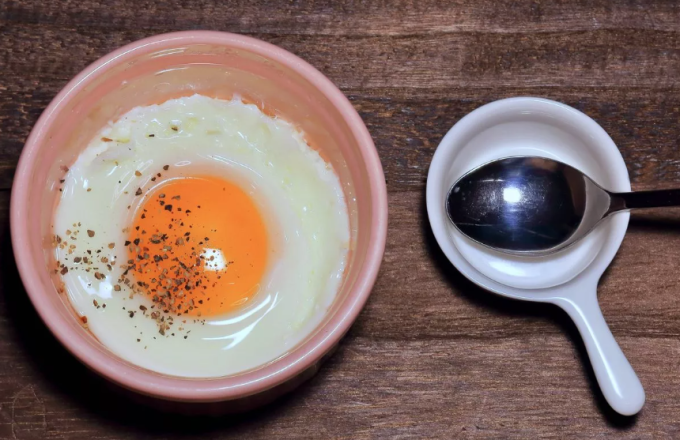 Cách chiên trứng bằng lò vi sóng không gây bắn bẩn - Ảnh 1.