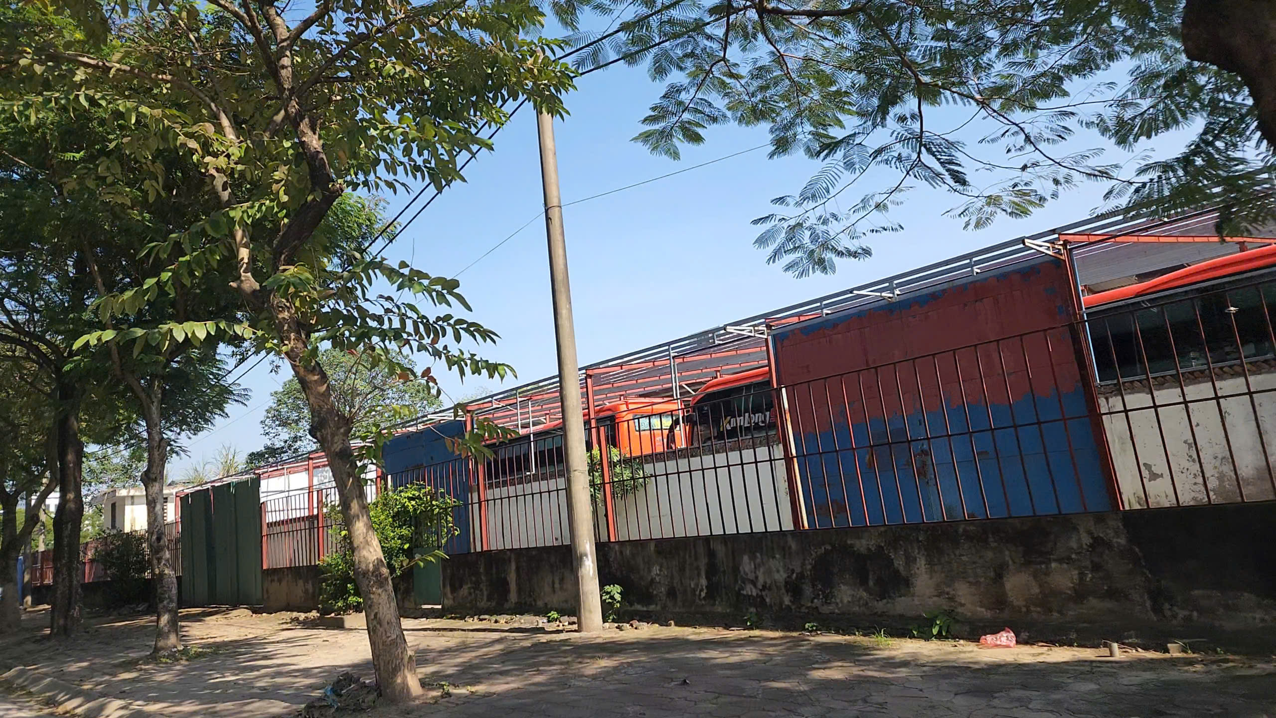 Hà Nội lo ngại rủi ro cháy nổ từ Nhà xưởng tạm làm sân pickleball - Ảnh 14. Hà Nội lo ngại rủi ro cháy nổ từ Nhà xưởng tạm làm sân pickleball - Ảnh 14.