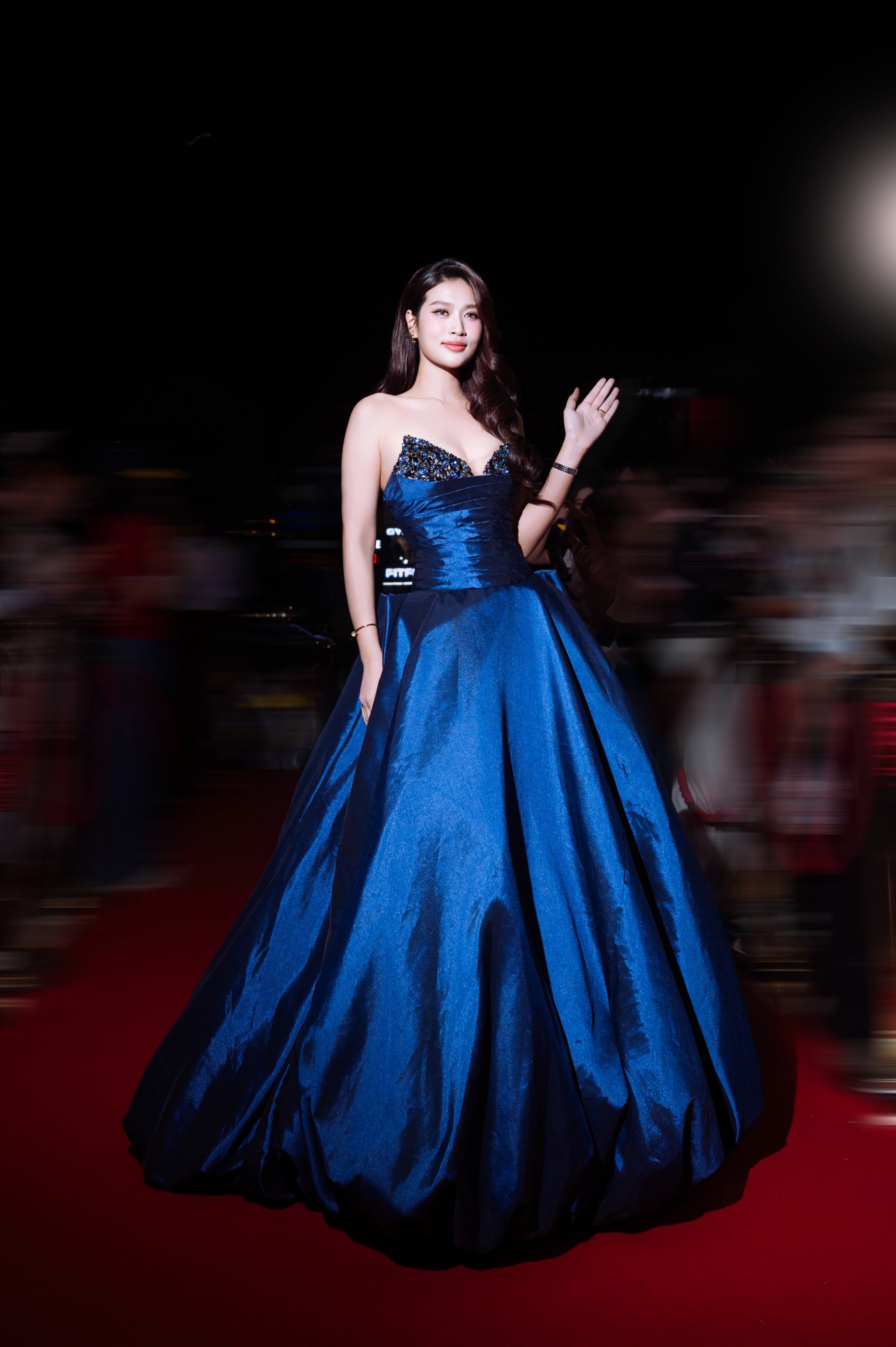 Đầm dạ hội cầu kỳ của Lương thùy Linh và dàn Hoa hậu tại Liên hoan phim Việt Nam - Ảnh 8.