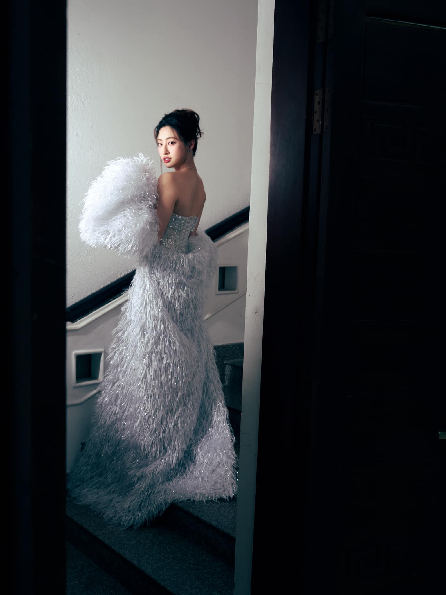 Đầm dạ hội cầu kỳ của Lương thùy Linh và dàn Hoa hậu tại Liên hoan phim Việt Nam - Ảnh 3.