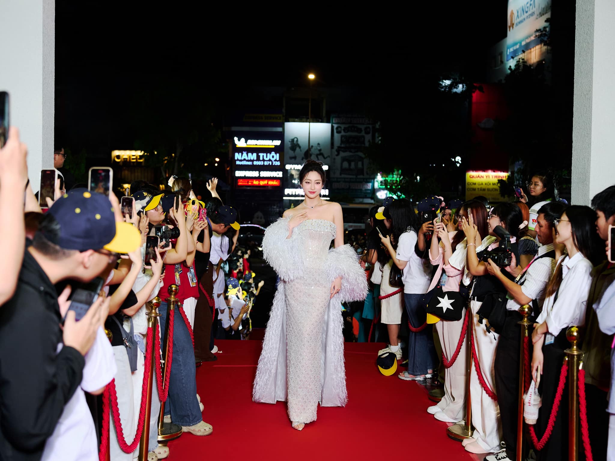Đầm dạ hội cầu kỳ của Lương thùy Linh và dàn Hoa hậu tại Liên hoan phim Việt Nam - Ảnh 1.