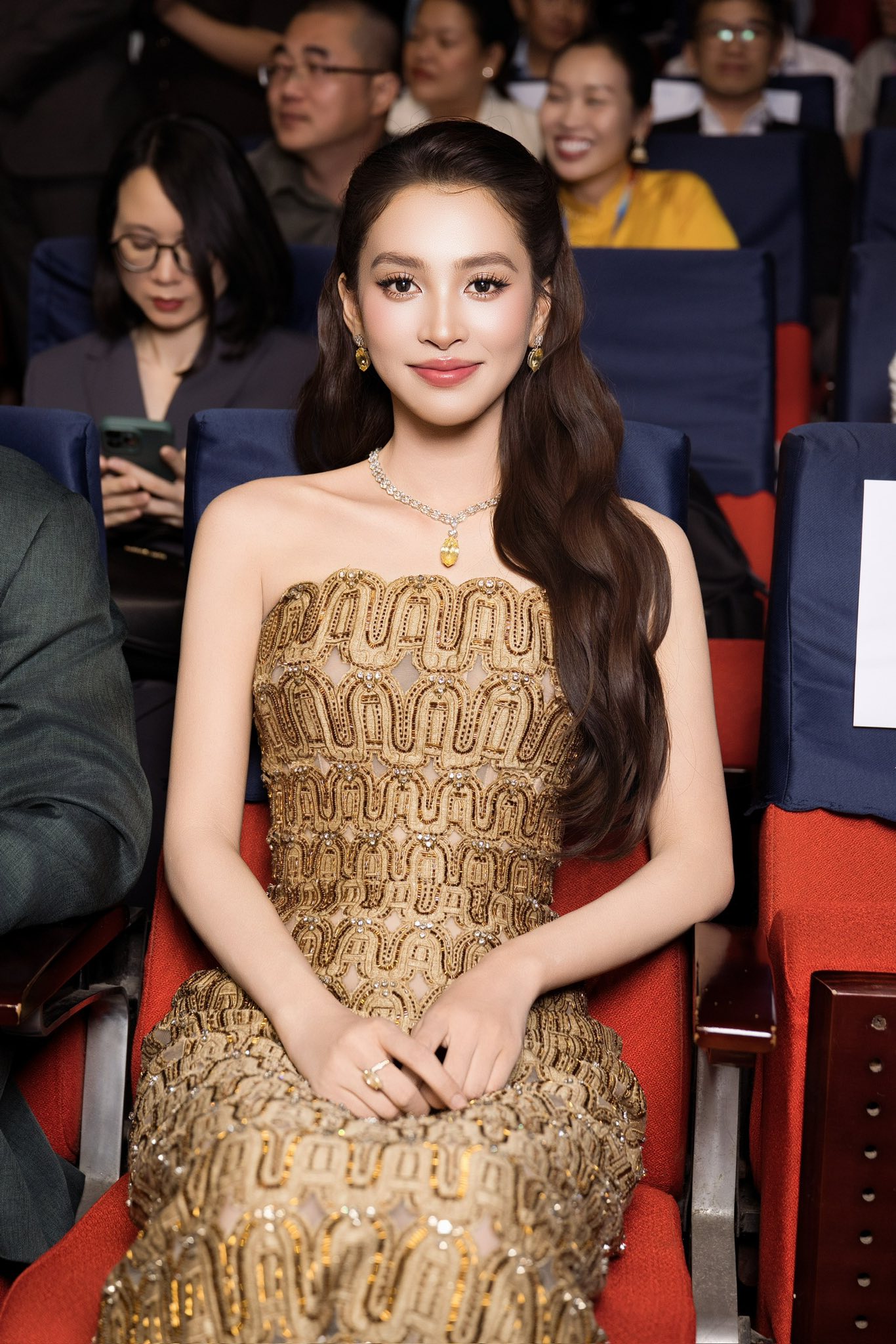 Đầm dạ hội cầu kỳ của Lương thùy Linh và dàn Hoa hậu tại Liên hoan phim Việt Nam - Ảnh 7.