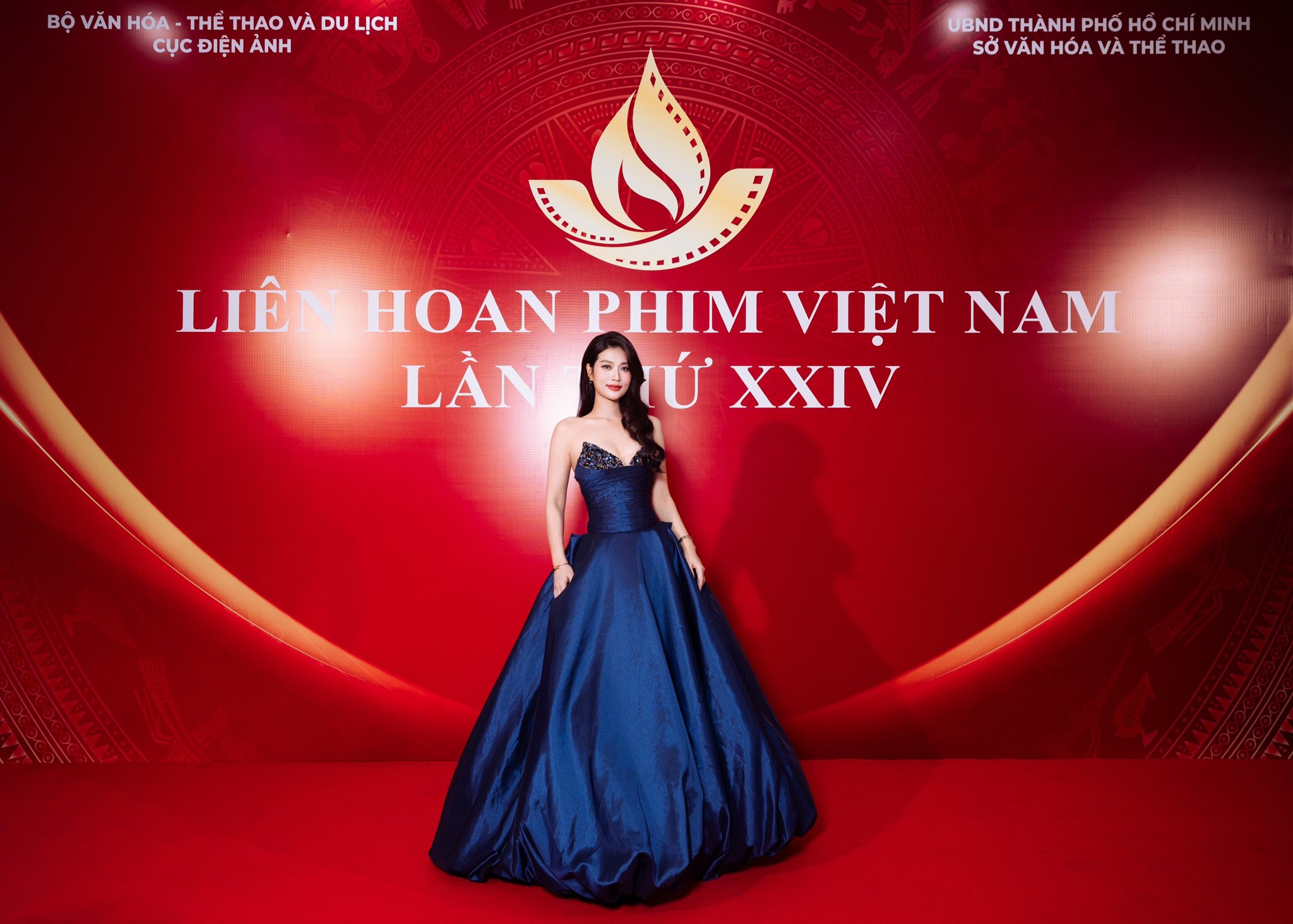 Đầm dạ hội cầu kỳ của Lương thùy Linh và dàn Hoa hậu tại Liên hoan phim Việt Nam - Ảnh 9.