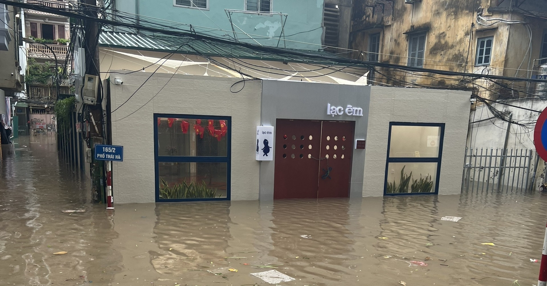 Quán cà phê đóng cửa sau 1 năm vì điều không ai ngờ tới - Ảnh 1.