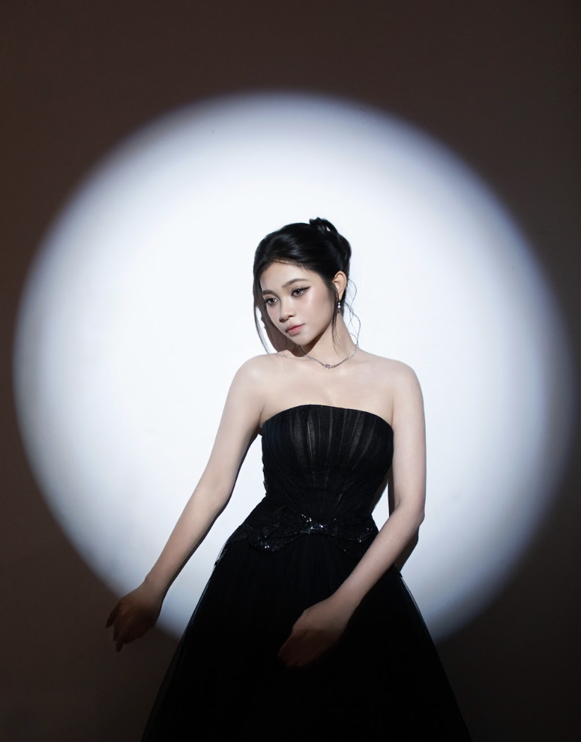 Đầm dạ hội cầu kỳ của Lương thùy Linh và dàn Hoa hậu tại Liên hoan phim Việt Nam - Ảnh 11.