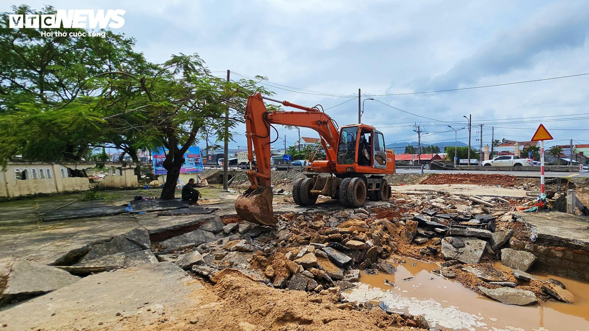 Trường học xác xơ sau lũ lịch sử, sách vở ngập bùn - Ảnh 2.