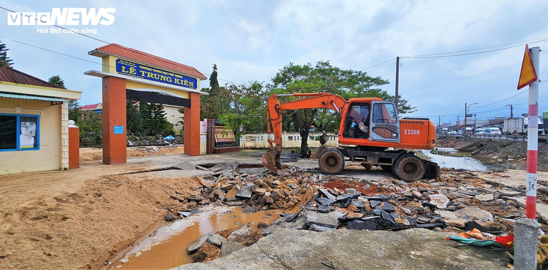 Trường học xác xơ sau lũ lịch sử, sách vở ngập bùn - Ảnh 1.