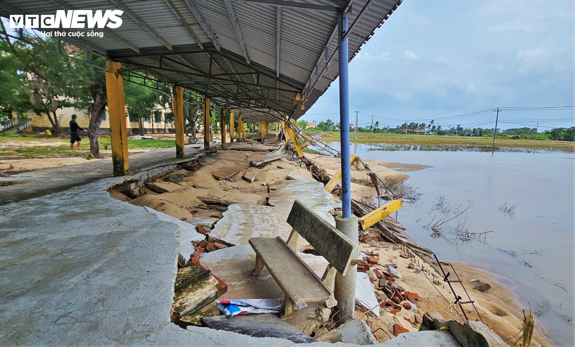 Trường học xác xơ sau lũ lịch sử, sách vở ngập bùn - Ảnh 5.