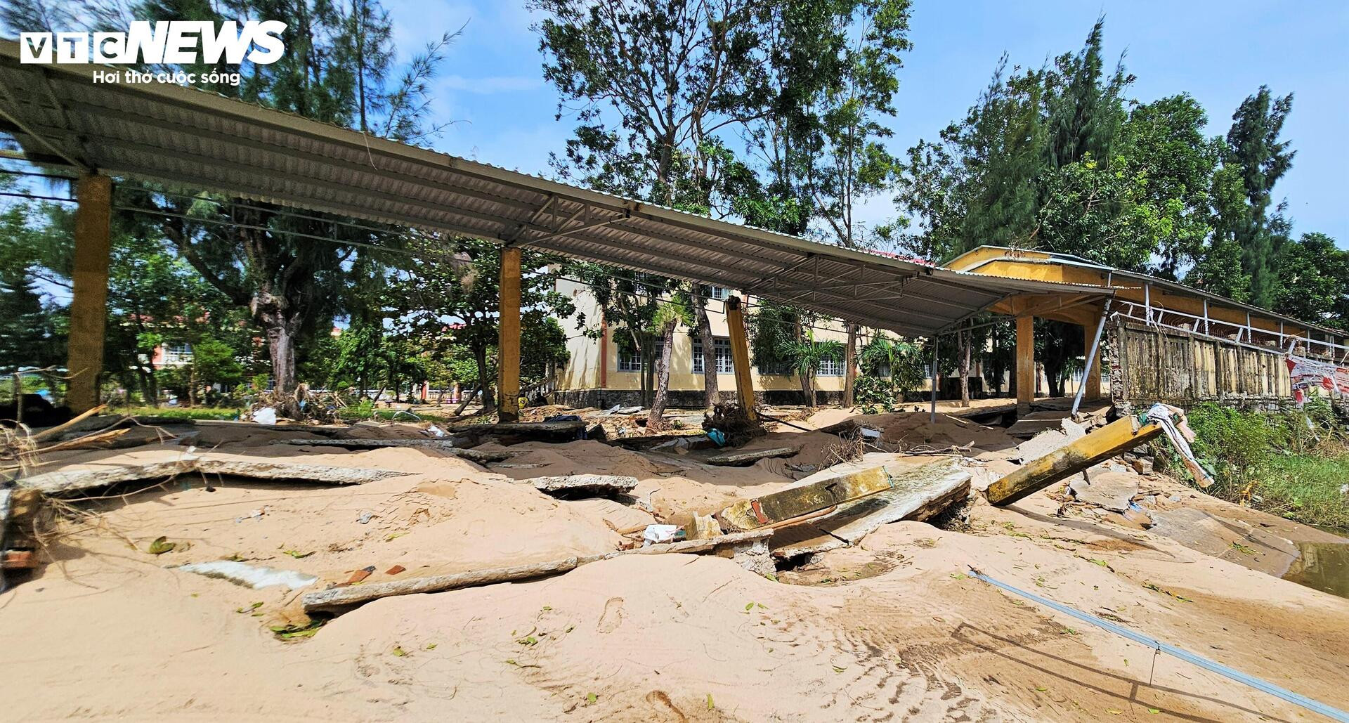 Trường học xác xơ sau lũ lịch sử, sách vở ngập bùn - Ảnh 3.