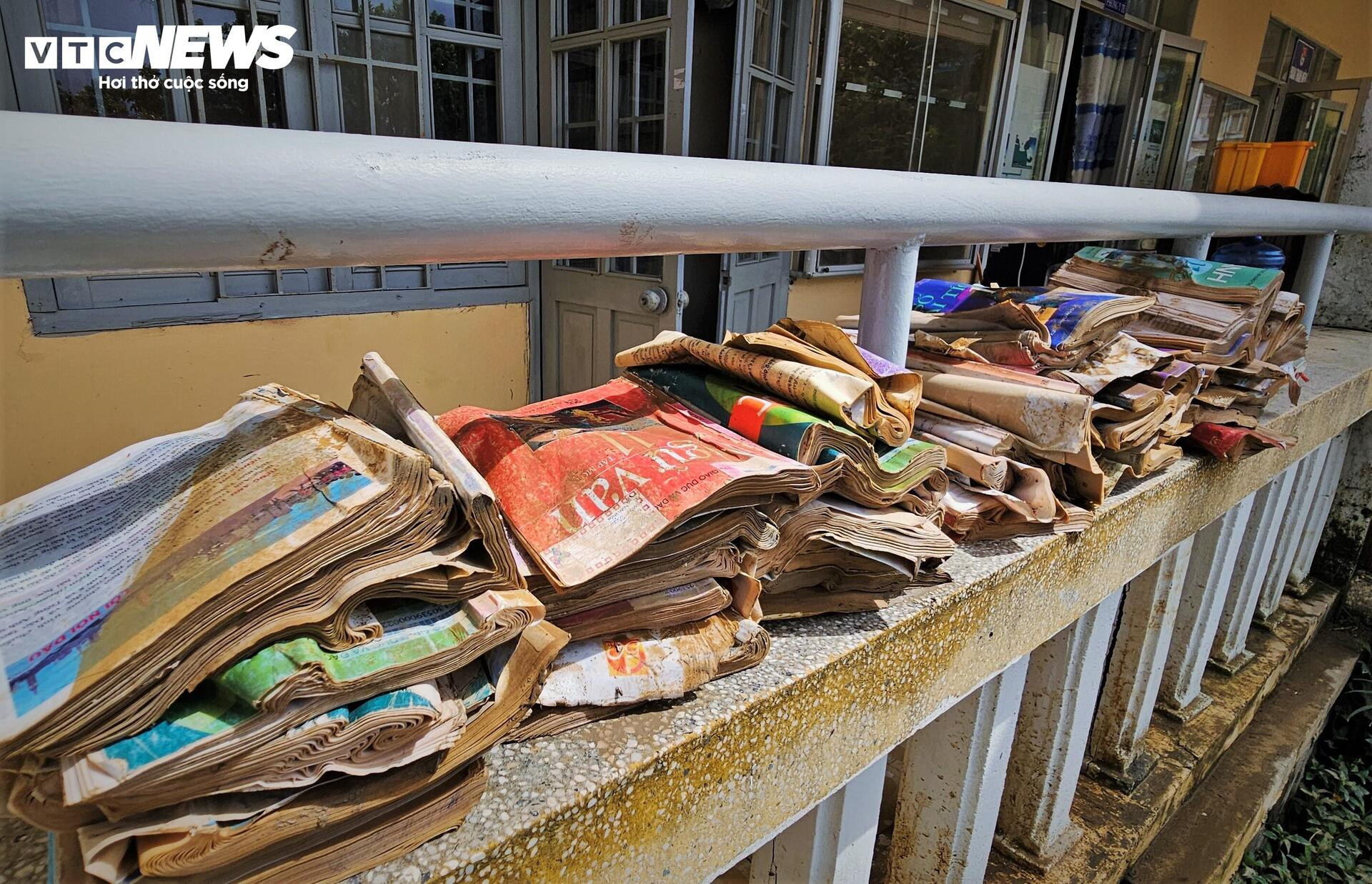 Trường học xác xơ sau lũ lịch sử, sách vở ngập bùn - Ảnh 14.