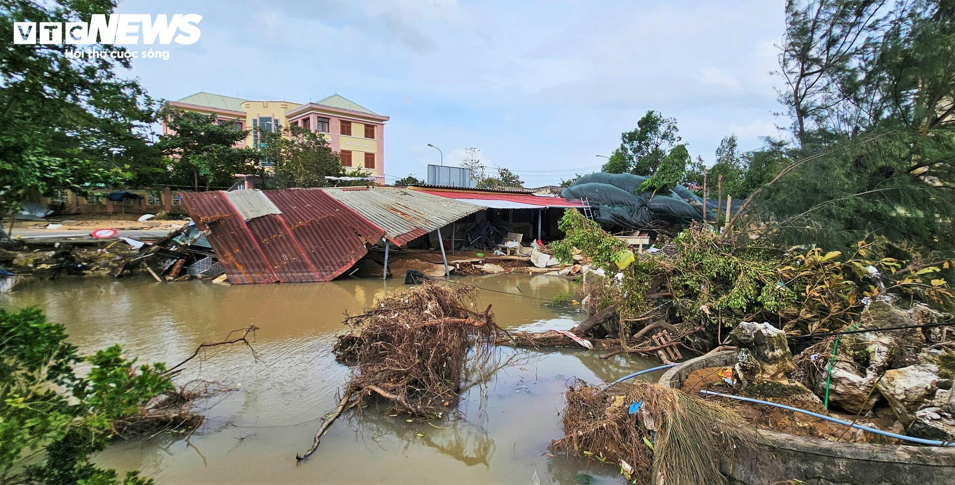 Trường học xác xơ sau lũ lịch sử, sách vở ngập bùn - Ảnh 4.