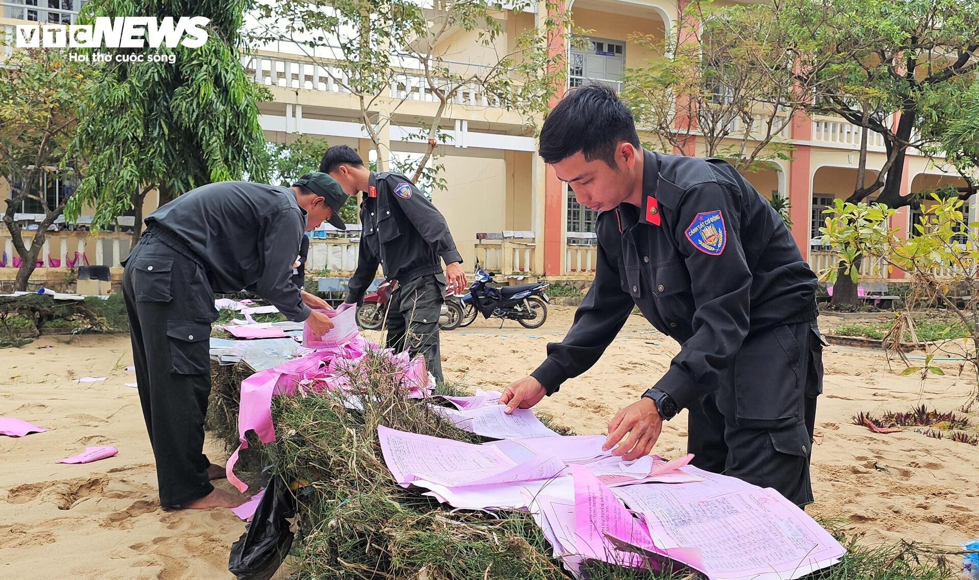 Trường học xác xơ sau lũ lịch sử, sách vở ngập bùn - Ảnh 12.