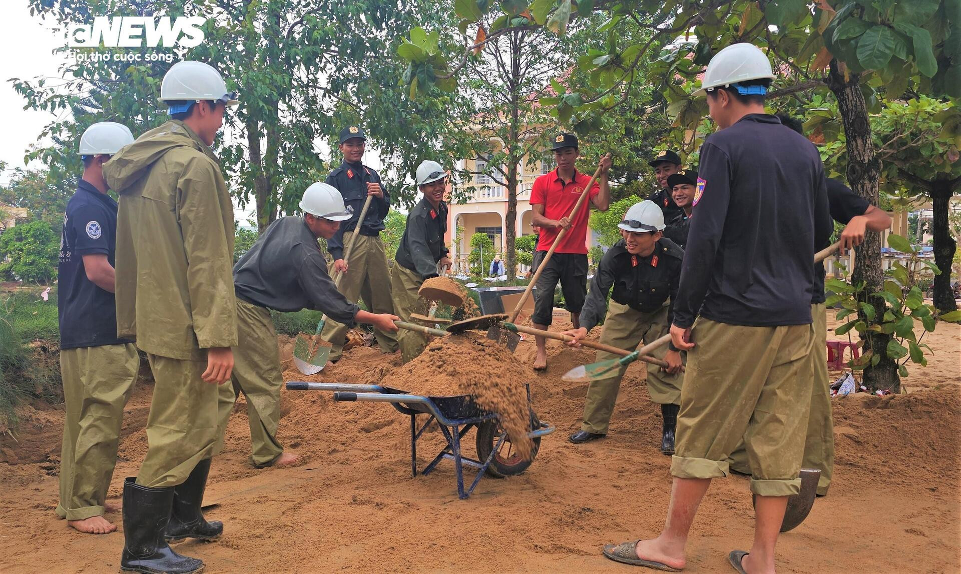 Trường học xác xơ sau lũ lịch sử, sách vở ngập bùn - Ảnh 11.