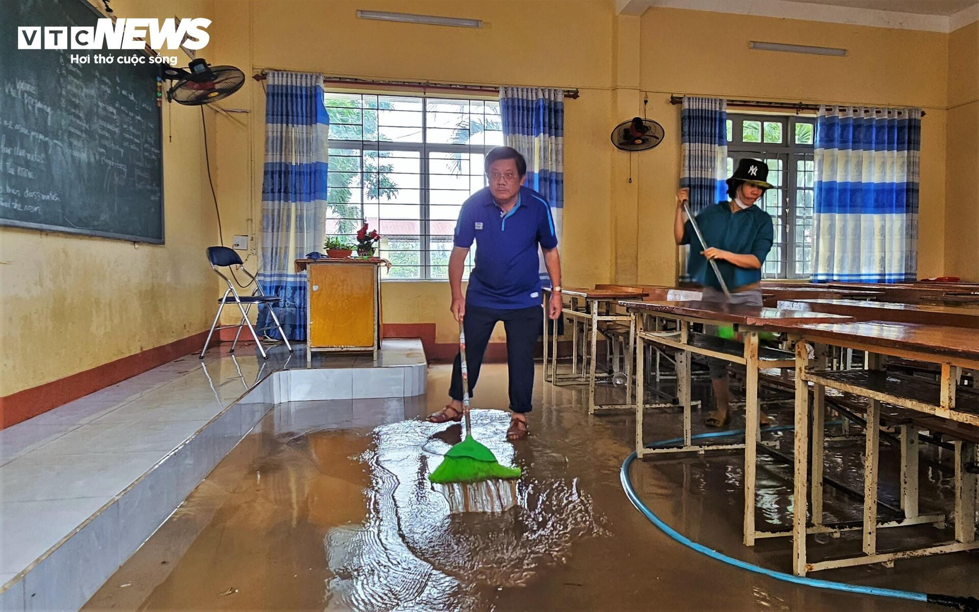 Trường học xác xơ sau lũ lịch sử, sách vở ngập bùn - Ảnh 9.