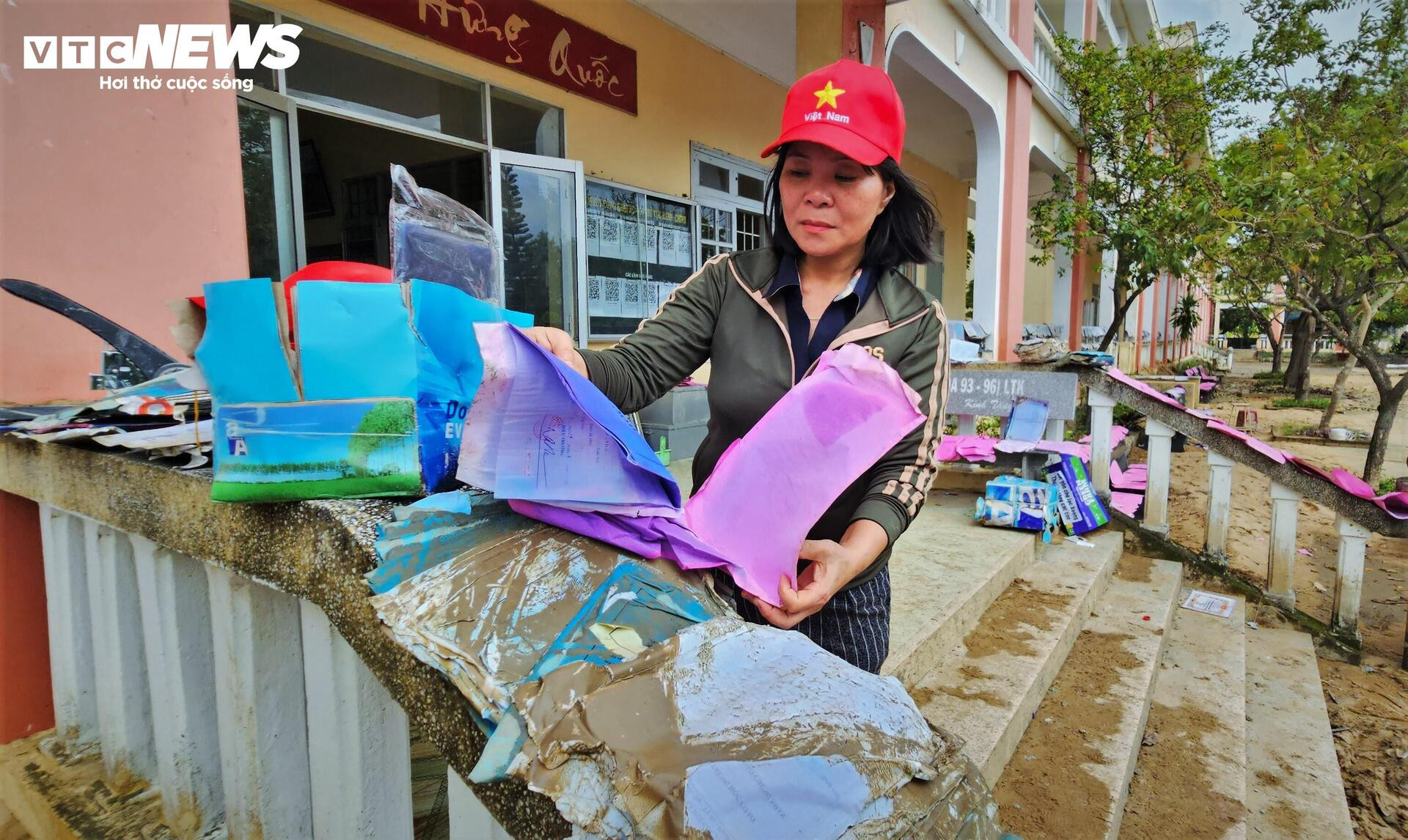 Trường học xác xơ sau lũ lịch sử, sách vở ngập bùn - Ảnh 10.