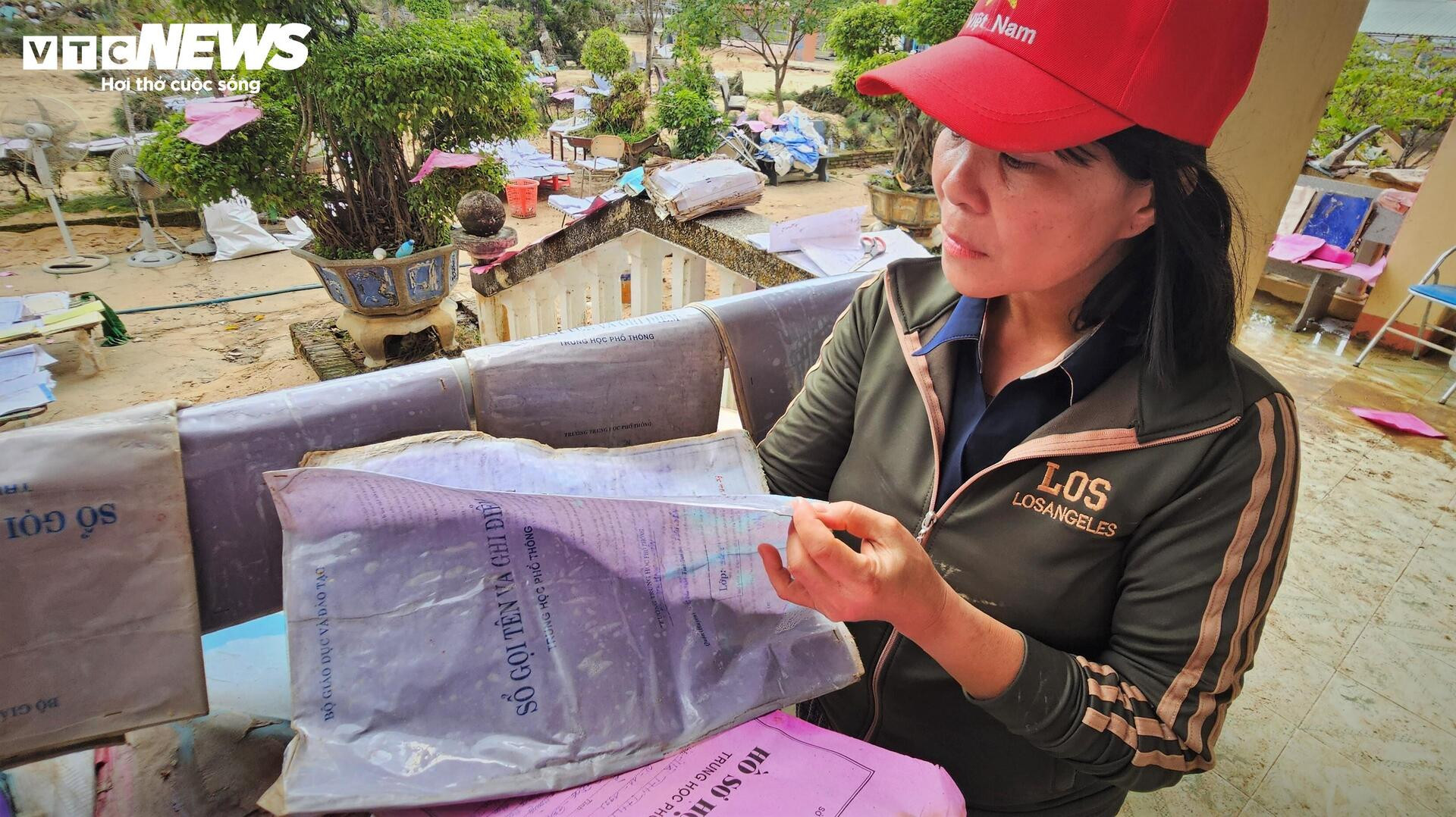 Trường học xác xơ sau lũ lịch sử, sách vở ngập bùn - Ảnh 13.