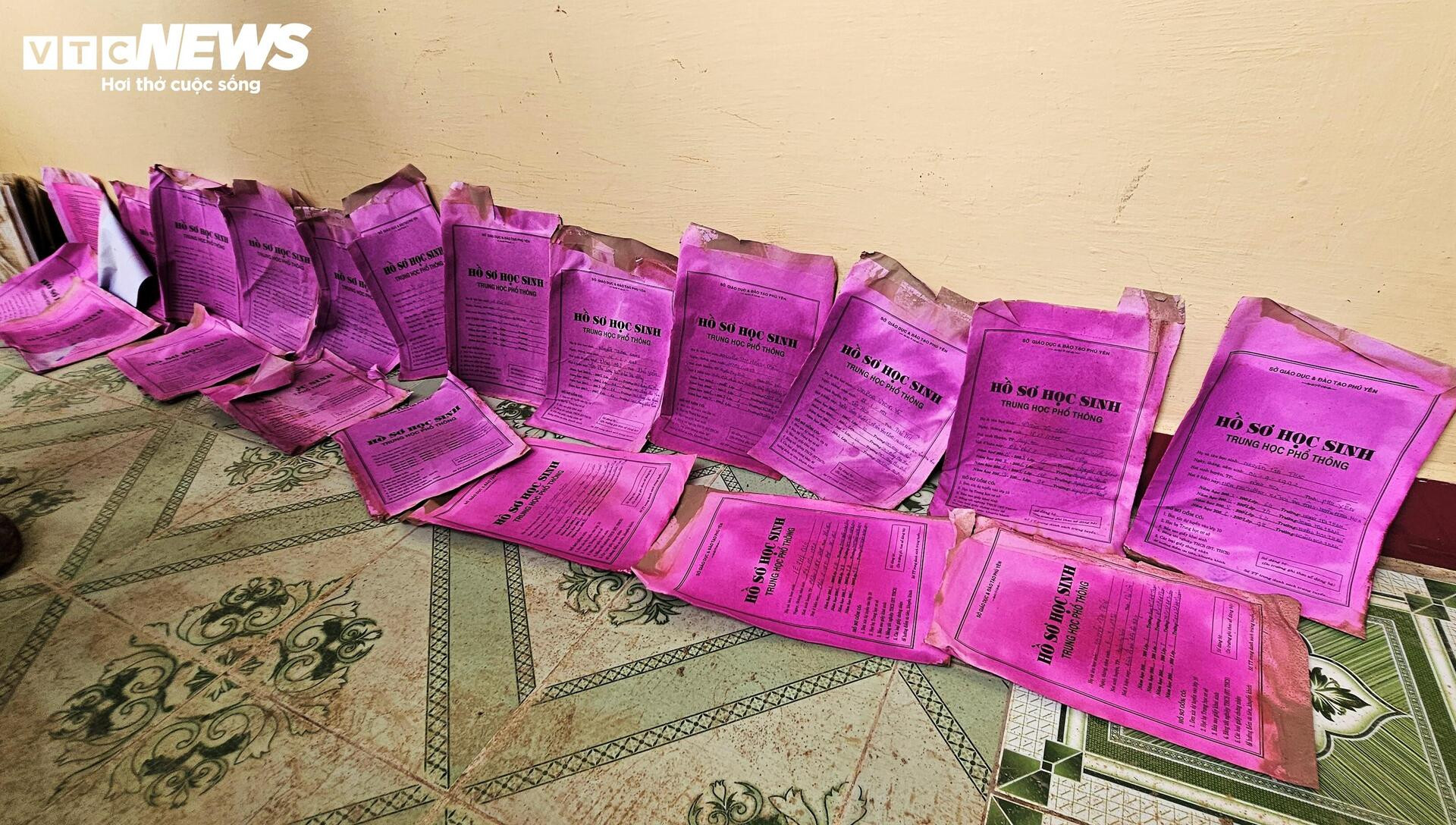 Trường học xác xơ sau lũ lịch sử, sách vở ngập bùn - Ảnh 7.