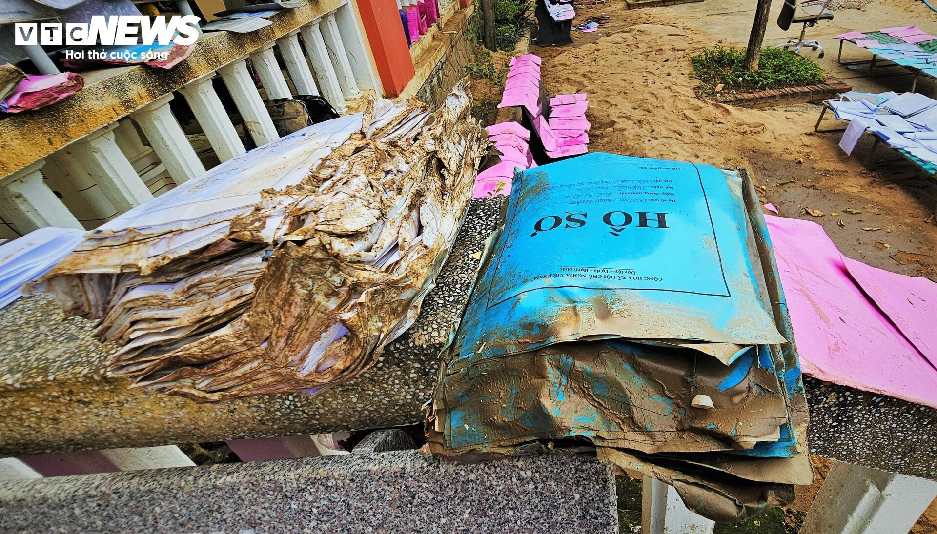 Trường học xác xơ sau lũ lịch sử, sách vở ngập bùn - Ảnh 6.