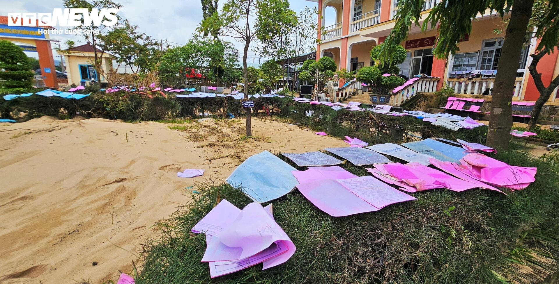 Trường học xác xơ sau lũ lịch sử, sách vở ngập bùn - Ảnh 8.