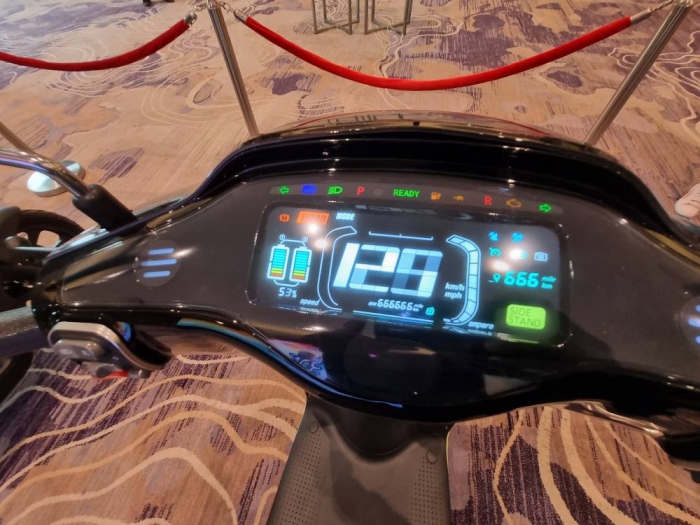 Xe máy điện giá 34,5 triệu đồng pin khỏe, sở hữu khóa thông minh, động cơ chống nước đẹp hơn SH Mode, rẻ ngang Vision- Ảnh 5. Xe máy điện giá 34,5 triệu đồng pin khỏe, sở hữu khóa thông minh, động cơ chống nước đẹp hơn SH Mode, rẻ ngang Vision- Ảnh 5.