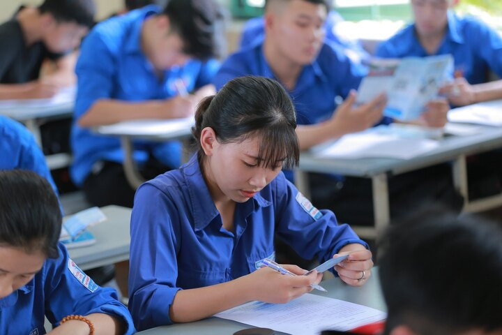 Nhiều trường đại học đồng loạt bỏ xét học bạ từ 2026 - Ảnh 1.