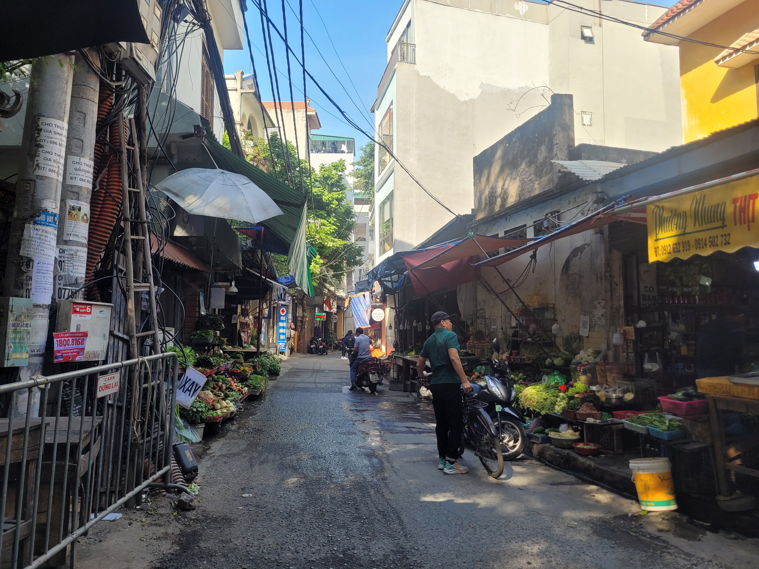 Hà Nội quyết liệt xử lý chợ cóc Hà Nội bảo vệ người tiêu dùng và trật tự đô thị - Ảnh 2. Hà Nội quyết liệt xử lý chợ cóc Hà Nội bảo vệ người tiêu dùng và trật tự đô thị - Ảnh 2.