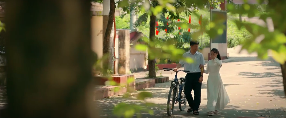 Tú bất an khi gặp My - Bí thư A5 và Hoàng ' cận ' Trong tập 25 Cách em 1 milimetTrong tập 25 &quot;Cách em 1 milimet&quot;, sự xuất hiện bất ngờ của My - Bí thư A5 và Hoàng 'cận' khiến Tú bất an. - Ảnh 1.