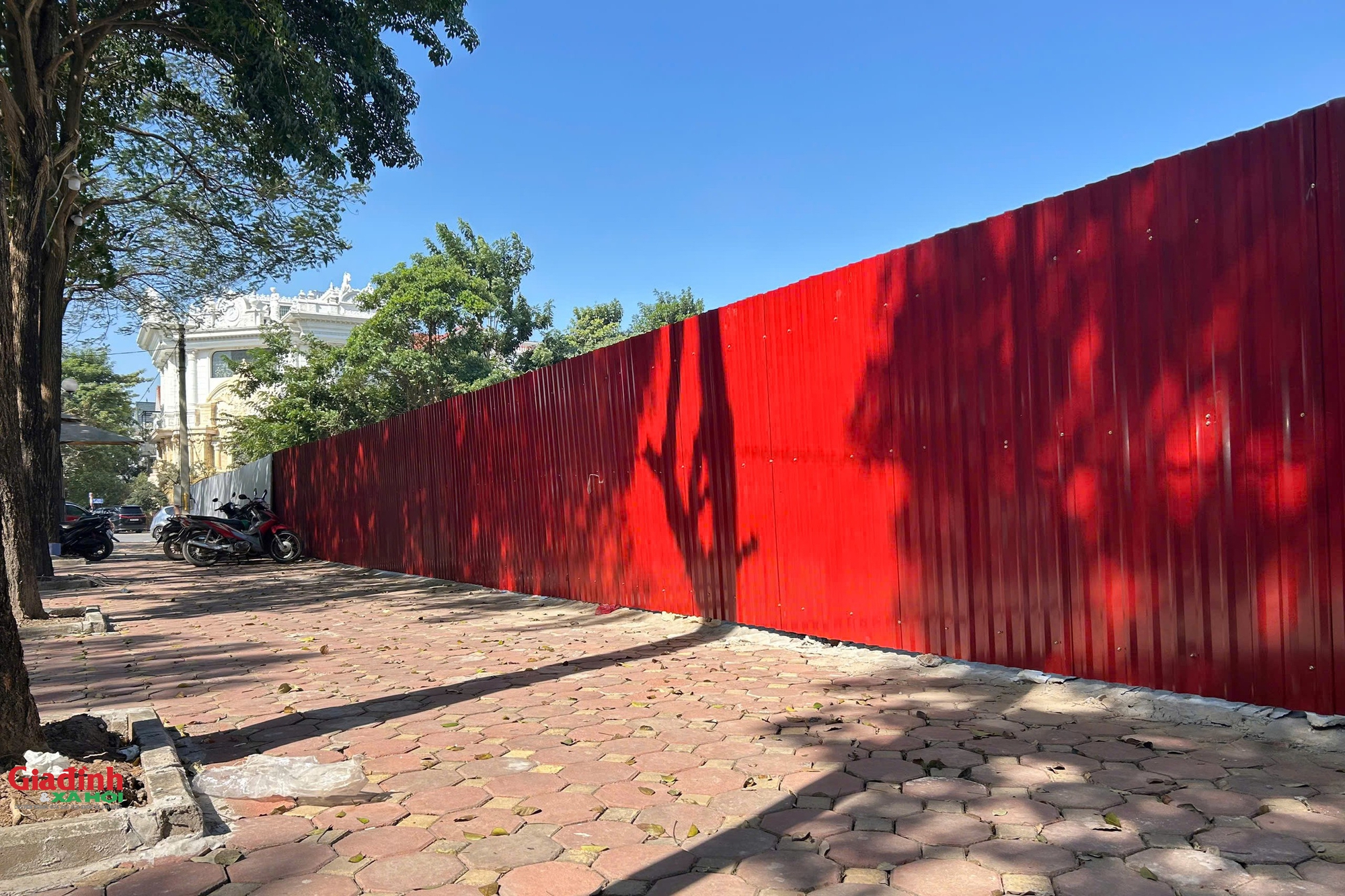 Hà Nội: Đất trường học KĐT Thành phố Giao Lưu bị 'xẻ thịt', trách nhiệm quản lý thuộc về ai? - Ảnh 2.