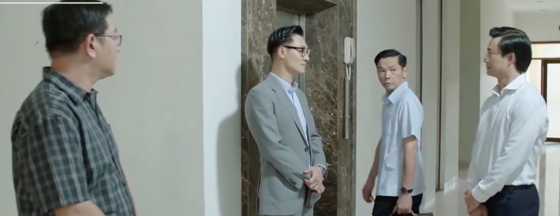 Các ứng viên giám đốc 'chạm mặt' nhau, Phó bí thư tỉnh Sách nhận tin dữ - Ảnh 2. Lằn ranh - Tập 20: Ông Sách ngỡ ngàng khi biết Bí thư tỉnh uỷ bị ung thư - Ảnh 2.