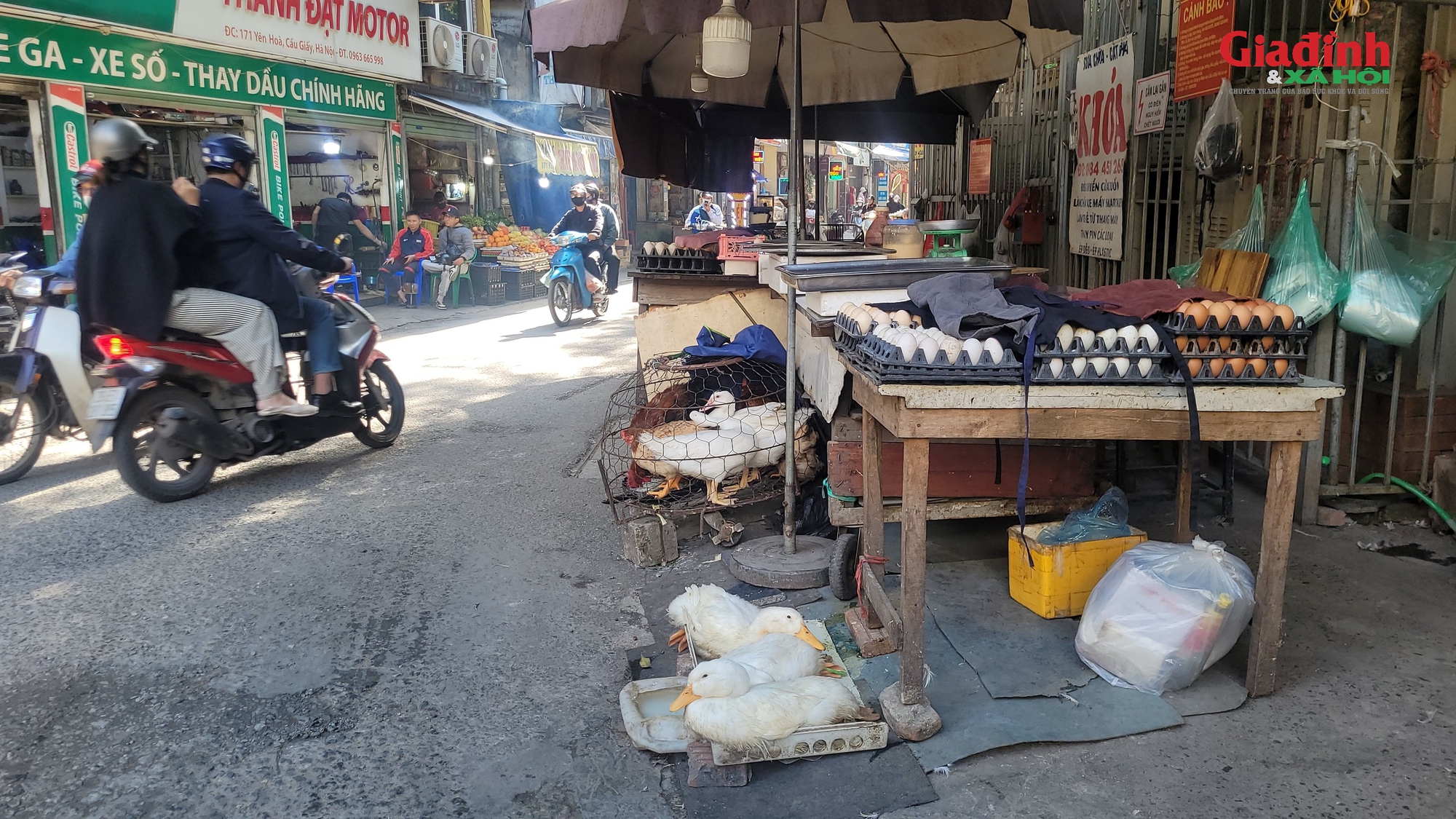 Bài toán xóa chợ cóc chợ tạm tại ngã ba Hoa Bằng - Yên hòa , Hà Nội - Ảnh 3.