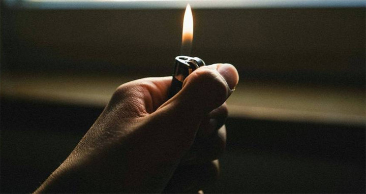 Say rượu nuốt bật lửa gas, 30 năm sau lấy khỏi dạ dày, bật lửa vẫn dùng tốt - Ảnh 1.