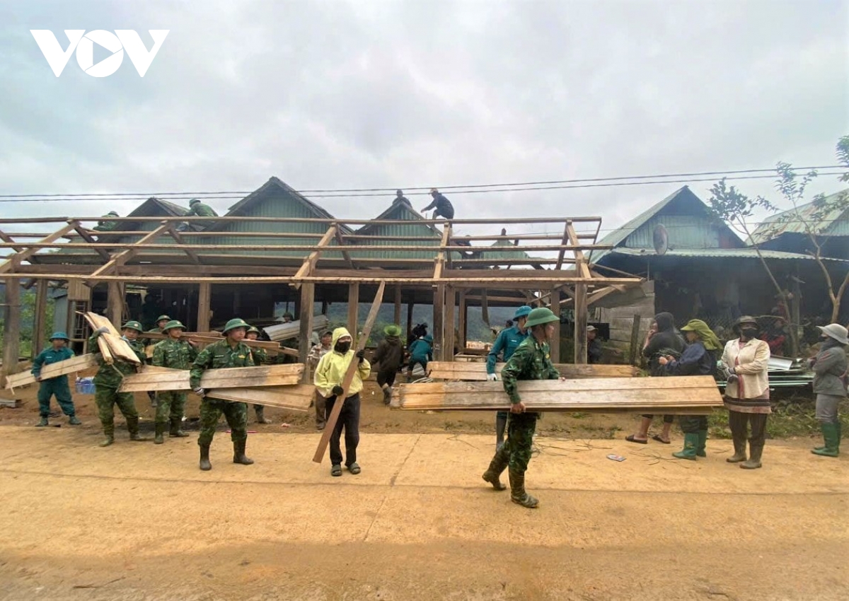 Đà Nẵng triển khai ứng phó bão số 15 và nguy cơ sạt lở sau mưa lũ kéo dài - Ảnh 1.