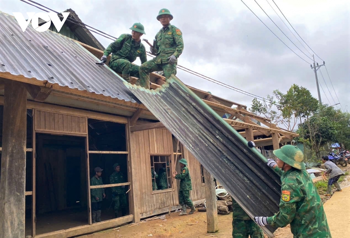 Đà Nẵng triển khai ứng phó bão số 15 và nguy cơ sạt lở sau mưa lũ kéo dài - Ảnh 3.