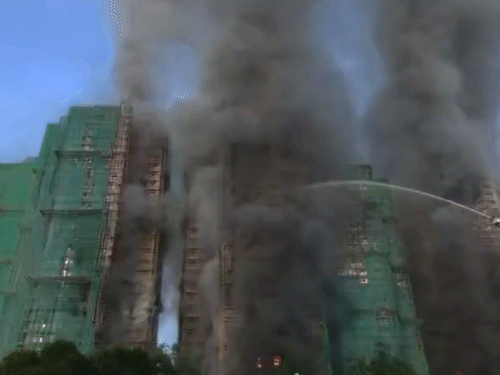 Toàn cảnh vụ cháy thảm họa nhất 3 thập kỷ ở Hong Kong: Số người tử vong chạm mốc 36, 10 tiếng cả thành phố vật lộn trong kinh hoàng- Ảnh 3.