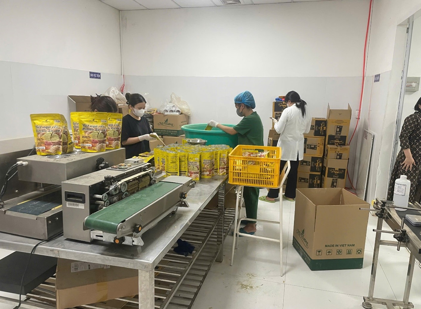 Khởi tố cơ sở sản xuất bột ngũ cốc Matcha lá sen giả - Ảnh 1.