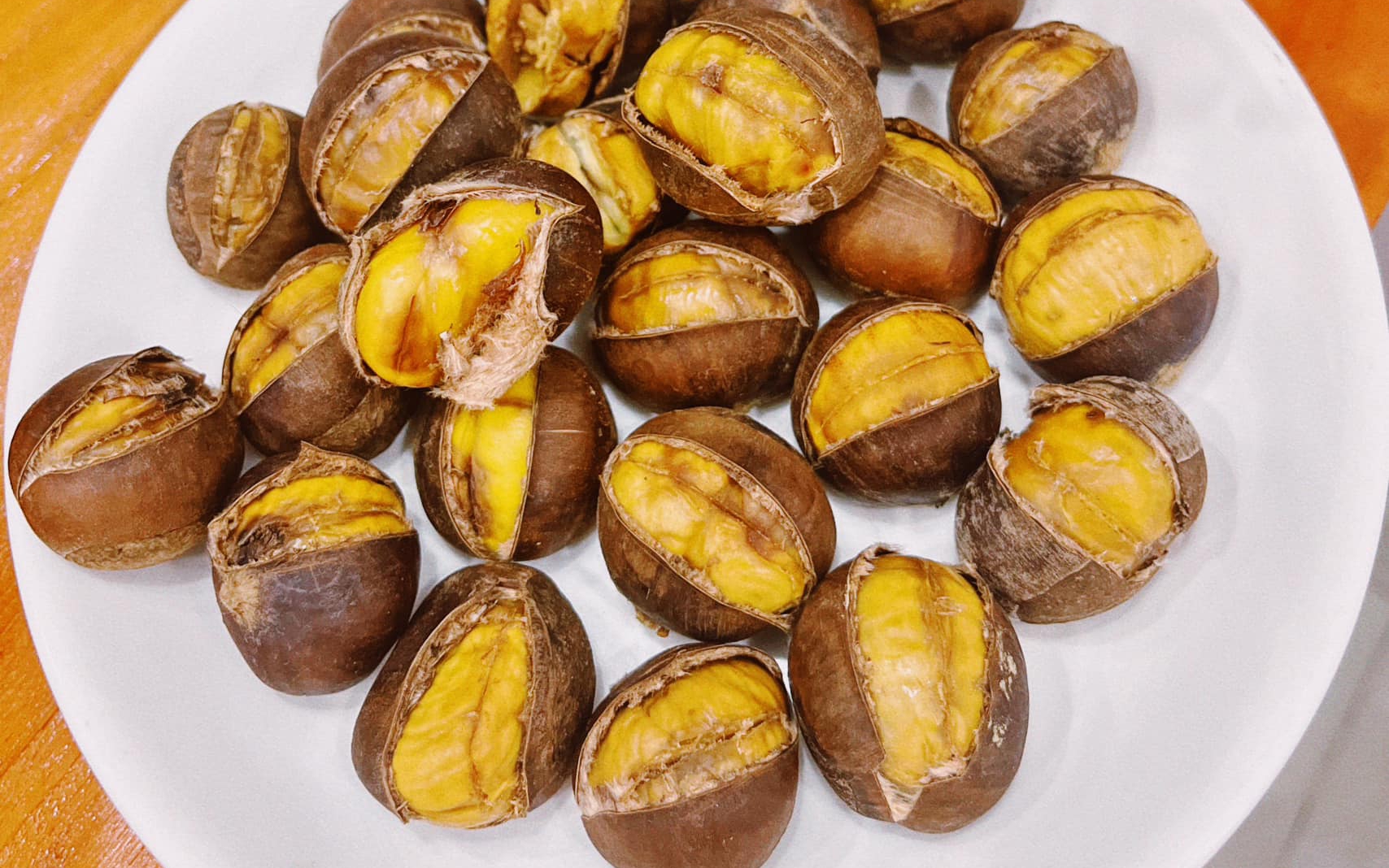 Loại quả chín vào mùa đông được xem là “vua thanh đờm”, thêm vào món canh càng ngon và tốt cho hệ hô hấp mùa lạnh - Ảnh 1. Loại quả chín vào mùa đông được xem là “vua thanh đờm”, thêm vào món canh càng ngon và tốt cho hệ hô hấp mùa lạnh - Ảnh 1.