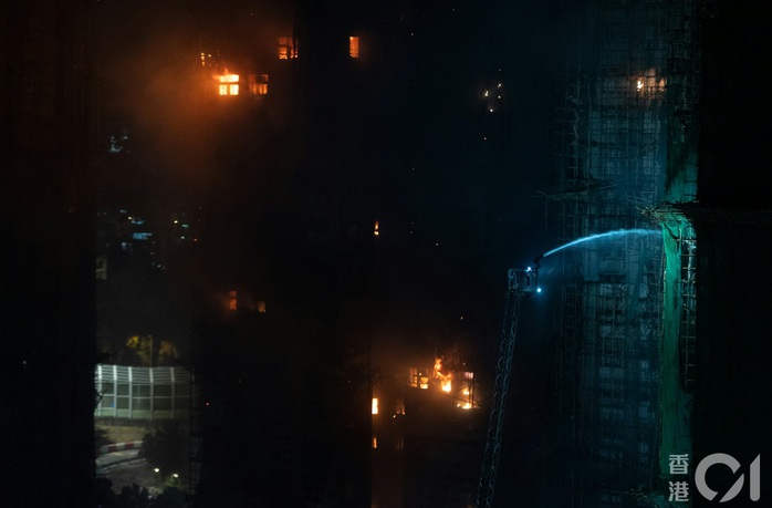 Hé lộ nguyên nhân khiến đám cháy ở Hong Kong lan rộng khắp 8 toà nhà 31 tầng làm ít nhất 44 người tử vong- Ảnh 4.