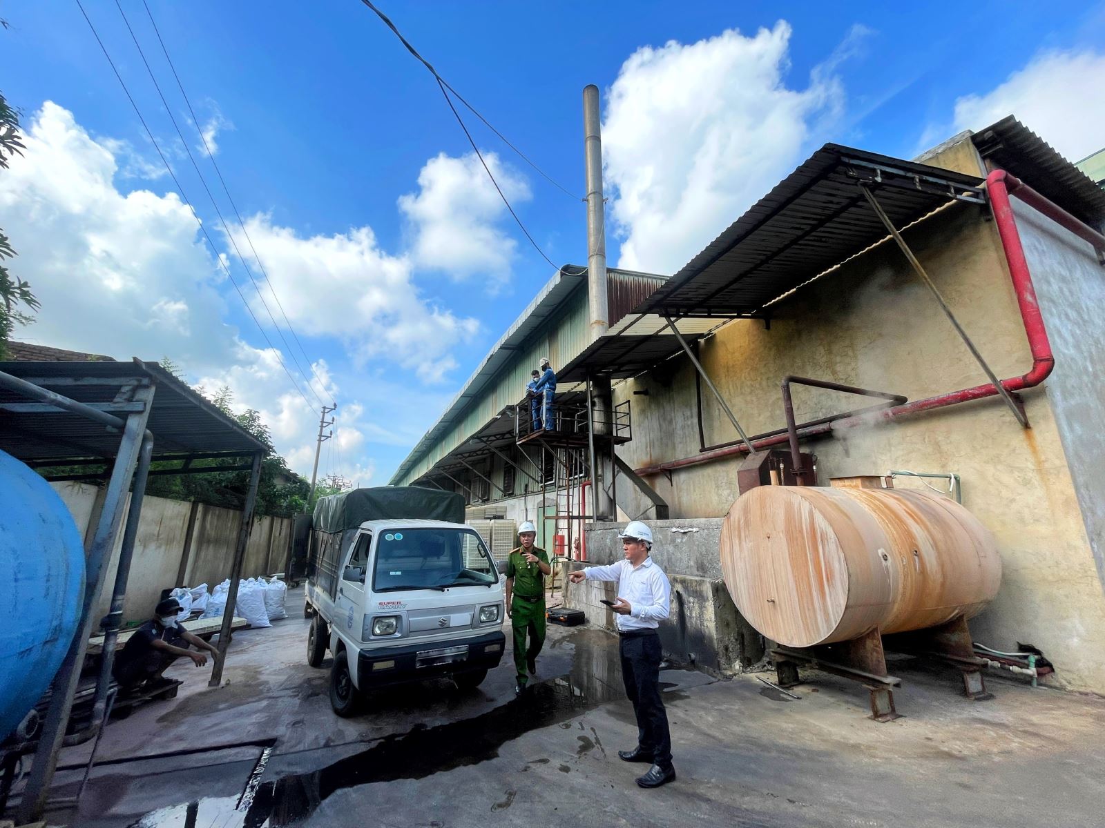 Xả khí thải vượt quy chuẩn ra môi trường, 3 doanh nghiệp bị xử phạt - Ảnh 1.