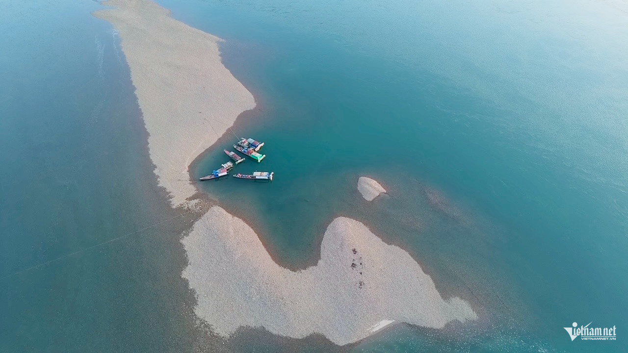 Sông Đà cạn nước, lộ cảnh hiếm gặp dưới hạ lưu thủy điện Hòa Bình - Ảnh 3.