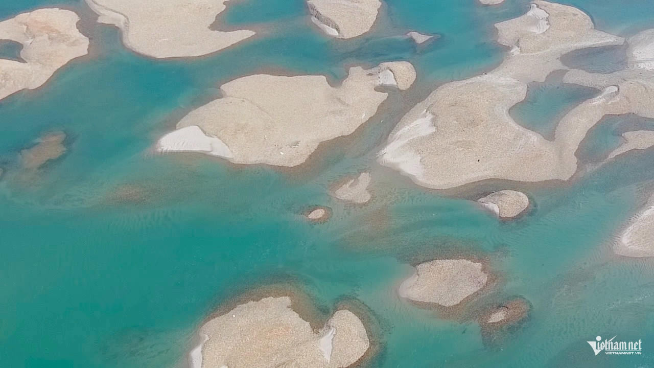 Sông Đà cạn nước, lộ cảnh hiếm gặp dưới hạ lưu thủy điện Hòa Bình - Ảnh 4.